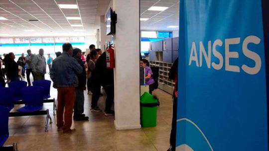 Persona consultando el calendario de pagos de ANSES en un dispositivo digital