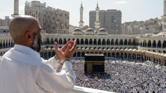 Peregrinos en La Meca usando paraguas para protegerse del sol durante el Hajj