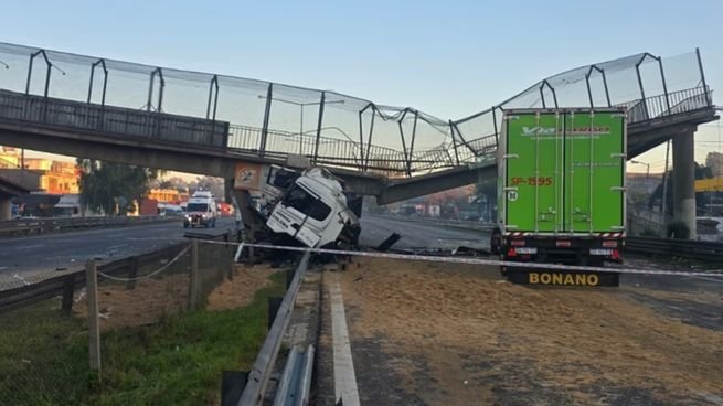 Vista del puente peatonal derrumbado sobre la autopista Panamericana en Escobar