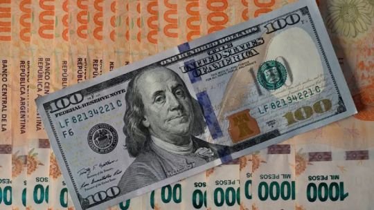Gráfico de cotización del dólar y rendimiento del carry trade en Argentina