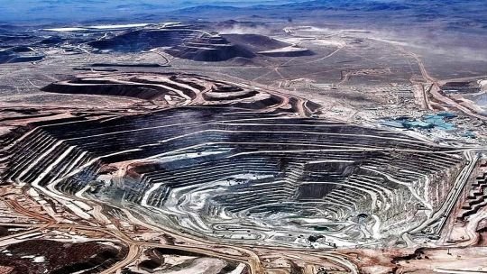 Gráfico de precios del cobre y proyecciones de producción de Chile