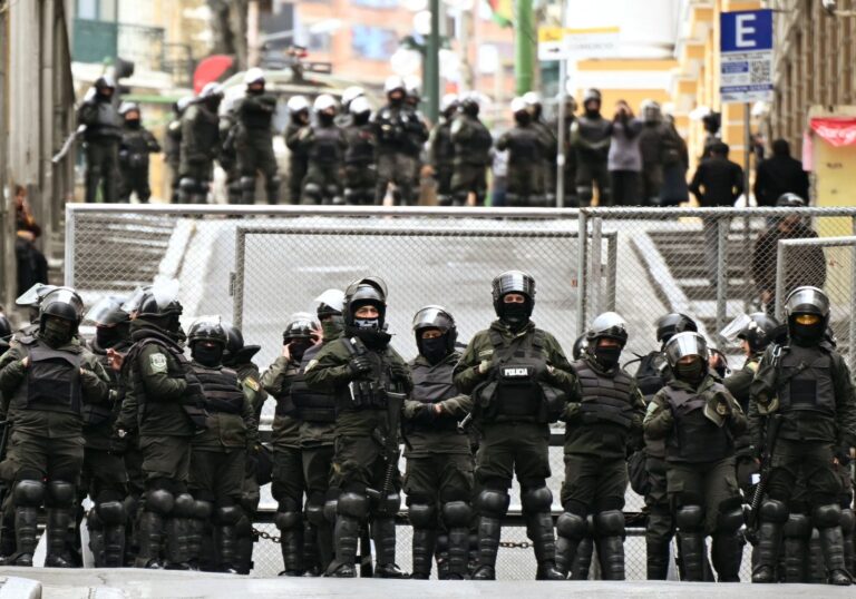 Manifestantes y policía en enfrentamientos en La Paz, Bolivia