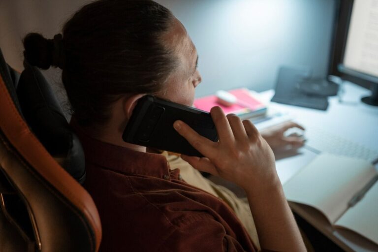 Persona hablando por teléfono con un banco