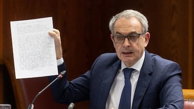 Vehículos en cola en la frontera del Tarajal entre Ceuta y Marruecos
