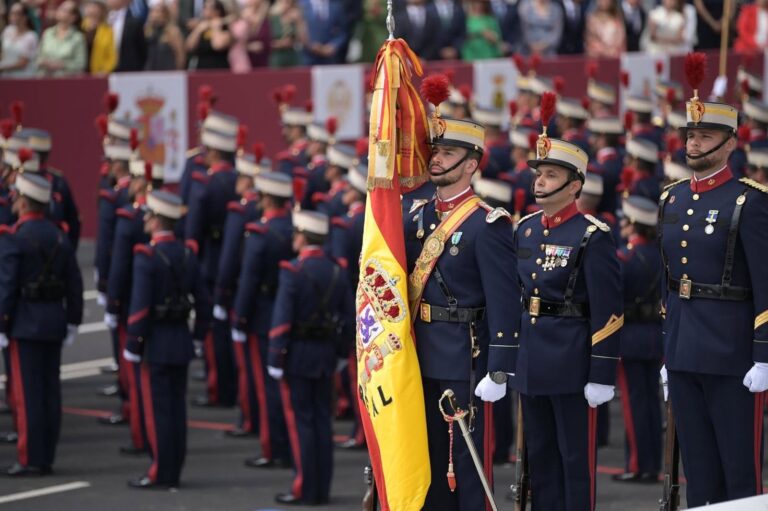 Exposición estática de material militar en el Puerto de Vigo por el Día de las Fuerzas Armadas