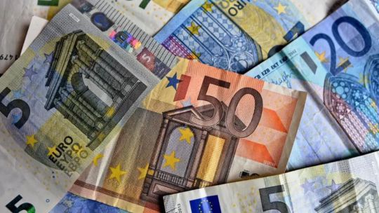 Gráfico con cotización del euro y euro blue en Argentina