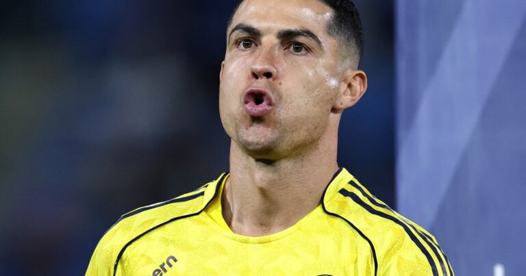 Cristiano Ronaldo celebrando con la camiseta del Al-Nassr