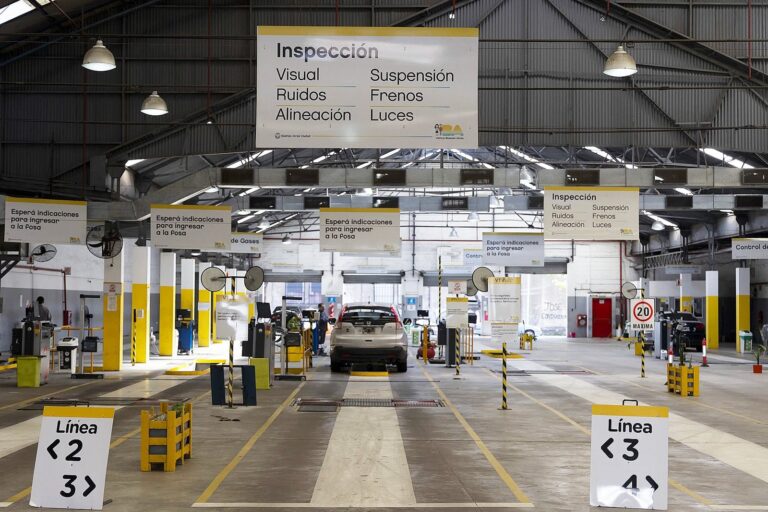 Vehículo en un centro de verificación técnica vehicular en la Ciudad de Buenos Aires