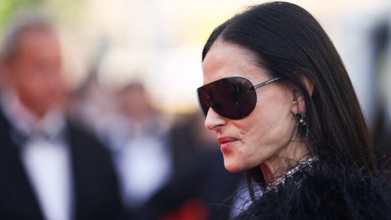 Demi Moore en la alfombra roja del Festival de Cannes con vestido azul zafiro y nuevo corte de cabello lob