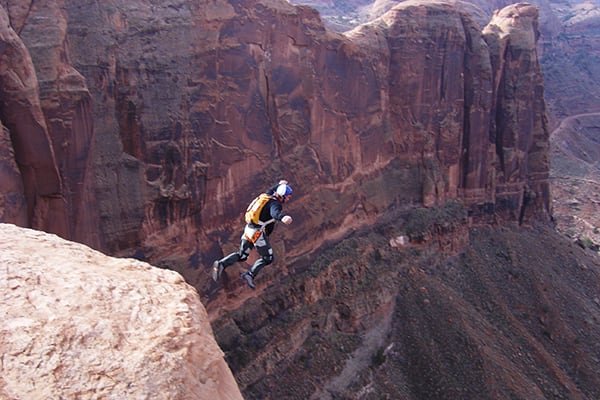 Persona saltando desde una montaña con paracaídas en Argentina