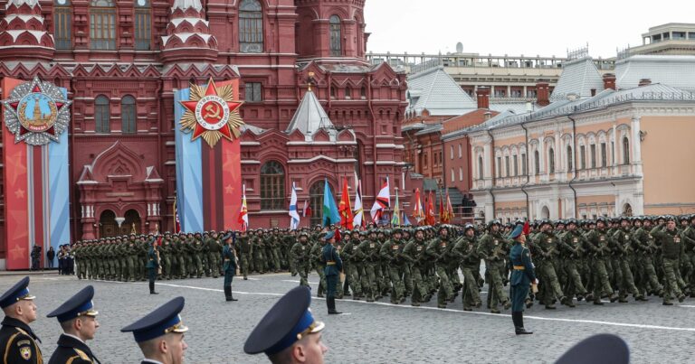 Vladimir Putin durante el desfile militar en la plaza Roja de Moscú por el Día de la Victoria