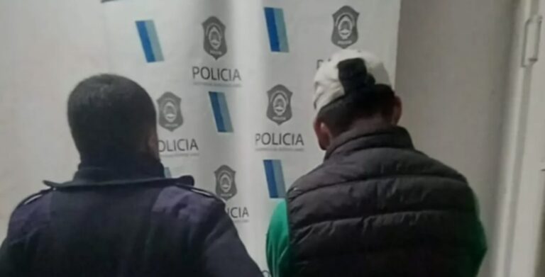 Policía en la puerta de una vivienda en Berisso