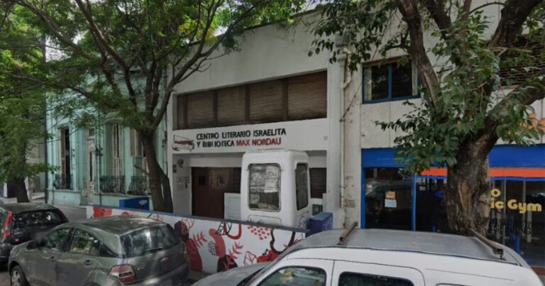 Policía Bonaerense durante allanamiento en La Plata