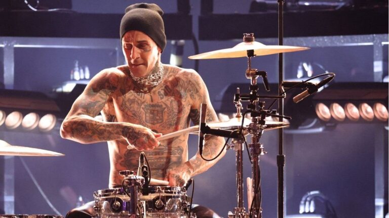 Travis Barker en el documental Travis Barker: más fuerte que el miedo de Disney+