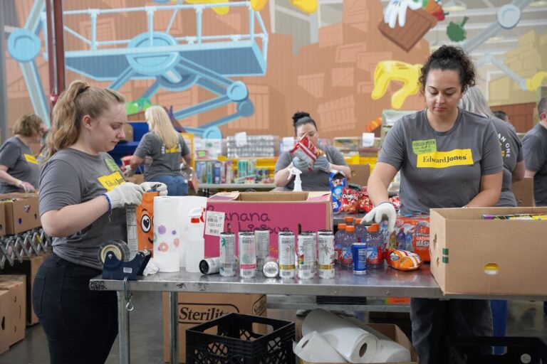 Personas retirando alimentos frescos en un centro de distribución comunitaria en Florida