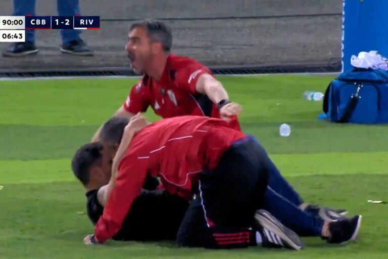 Eduardo Coudet festejando tirado en el césped tras el gol de Maximiliano Salas