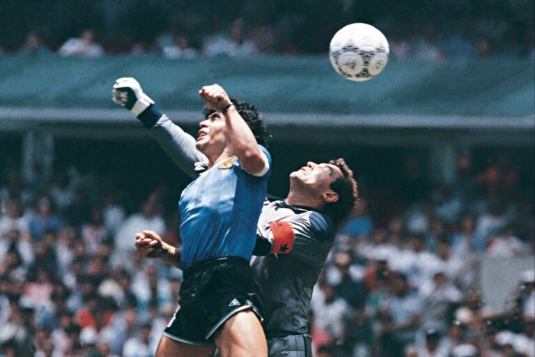 Afiche del documental El partido con los jugadores de Argentina e Inglaterra en el Estadio Azteca