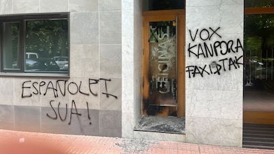 Urna electoral y papeletas en una mesa de votación en Andalucía