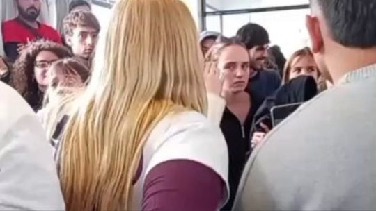 Estudiantes en la Facultad de Psicología de la UNLP durante un enfrentamiento