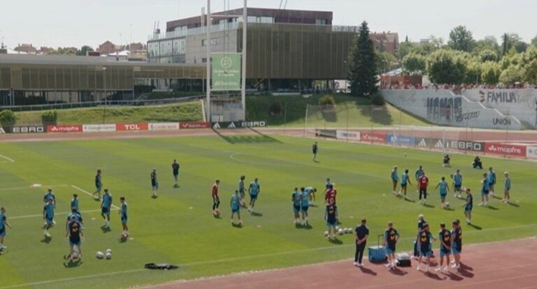 Aficionados en las gradas durante el entrenamiento de la selección española de fútbol en la Ciudad del Fútbol de Las Rozas