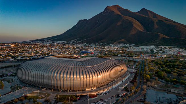 Vista exterior del Estadio BBVA de Monterrey con el Cerro de la Silla al fondo