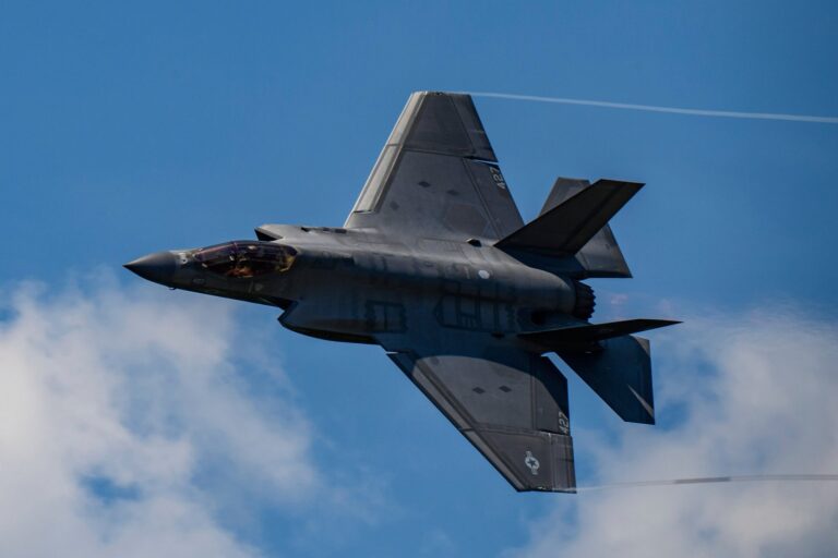 Buque de guerra estadounidense en el Mar Arábigo durante operaciones de vuelo