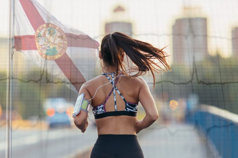 Estudiante deportista realizándose un electrocardiograma en un consultorio médico