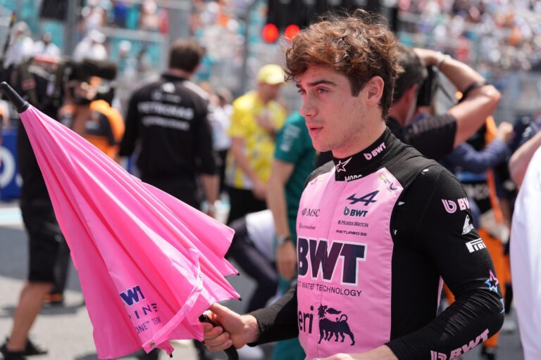 Franco Colapinto junto a Lionel Messi en el box de Mercedes durante el Gran Premio de Miami