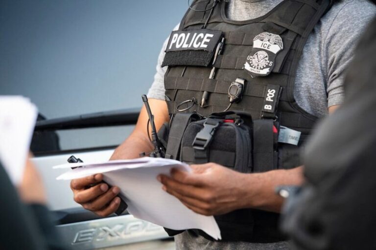 Beneficiario de DACA mostrando su tarjeta de autorización de empleo frente a un agente de ICE