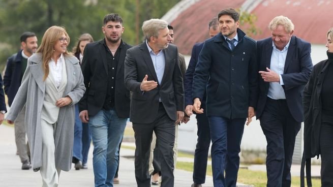 Rogelio Frigerio y Maximiliano Pullaro durante acto en Universidad Adventista del Plata