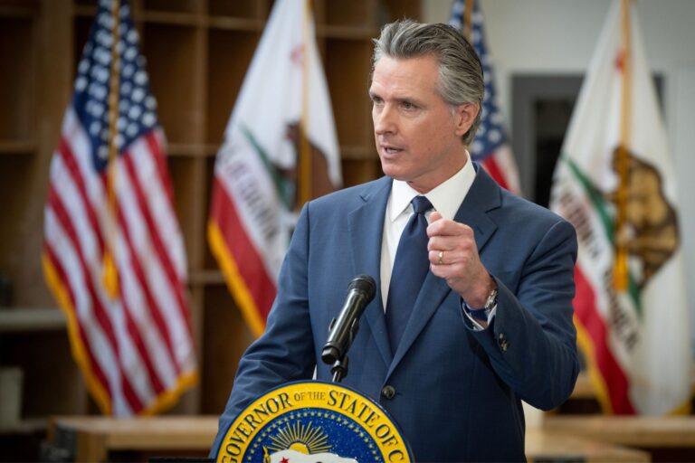 Gavin Newsom en conferencia de prensa sobre incendios forestales en California