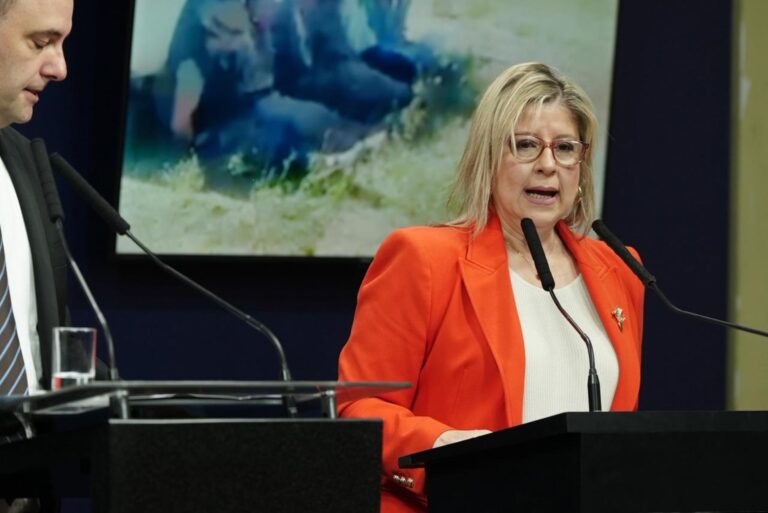 Ministra Alejandra Monteoliva anunciando acuerdo con Medicus para cobertura de salud de fuerzas de seguridad