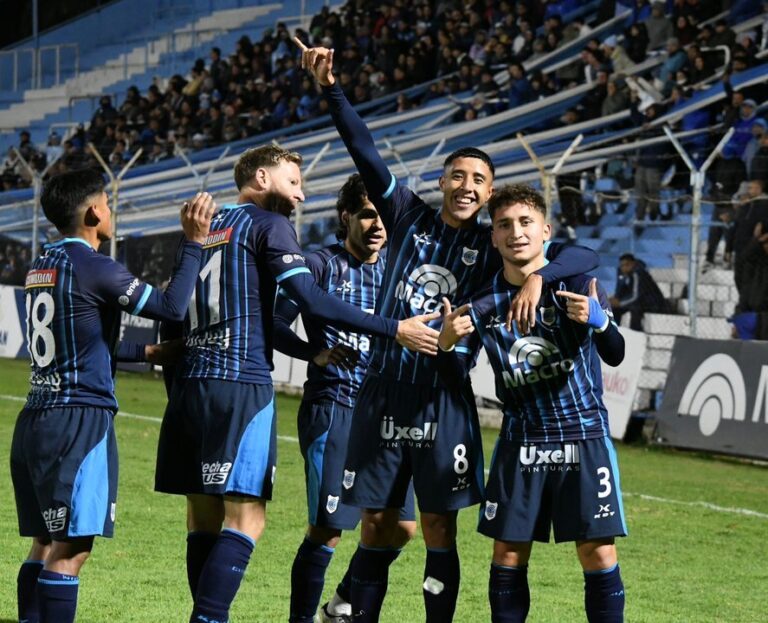 Partido de fútbol entre Gimnasia de Jujuy y Gimnasia y Tiro de Salta