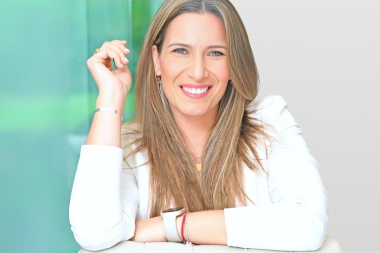 Gisela Gilges, life coach, dando una entrevista sobre recursos para atravesar el caos