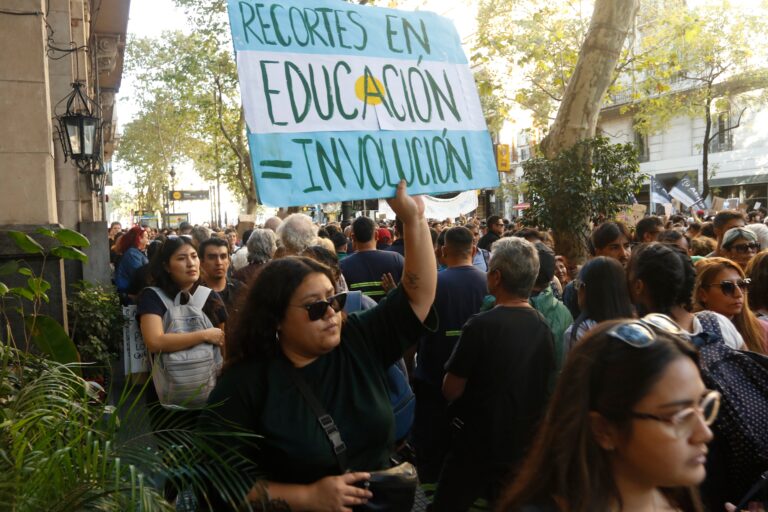 Edificio de una universidad pública argentina con banderas y carteles alusivos a la marcha universitaria