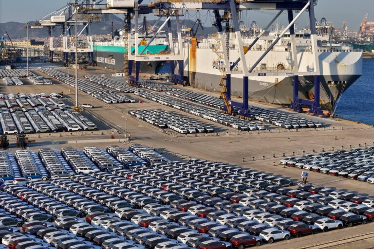 Fábrica de autos en Argentina con bandera nacional