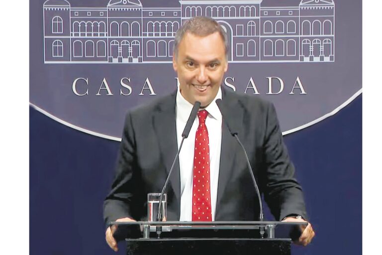 Sesión en el Congreso con legisladores discutiendo un informe de gestión