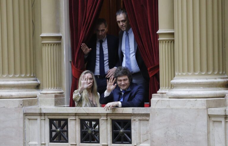 Manuel Adorni en una reunión de gabinete