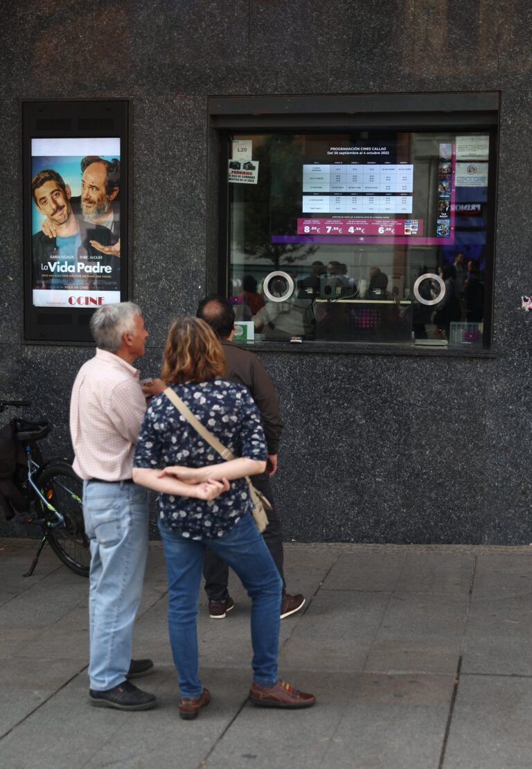 Personas mayores de 65 años en una sala de cine