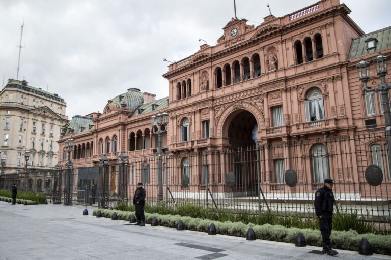 Casa Rosada con vallas y personal de seguridad