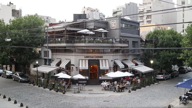 Interior del local de Gontran Cherrier en Buenos Aires con vitrina de pastelería y panes