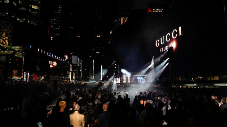 Pasarela de Gucci en Times Square durante el desfile de la colección Cruise 2027 con Demna como director creativo