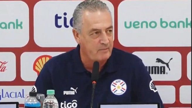 Gustavo Alfaro dirige un entrenamiento de la selección paraguaya