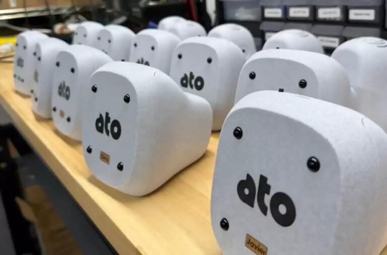 Adulto mayor interactuando con una inteligencia artificial en una tablet