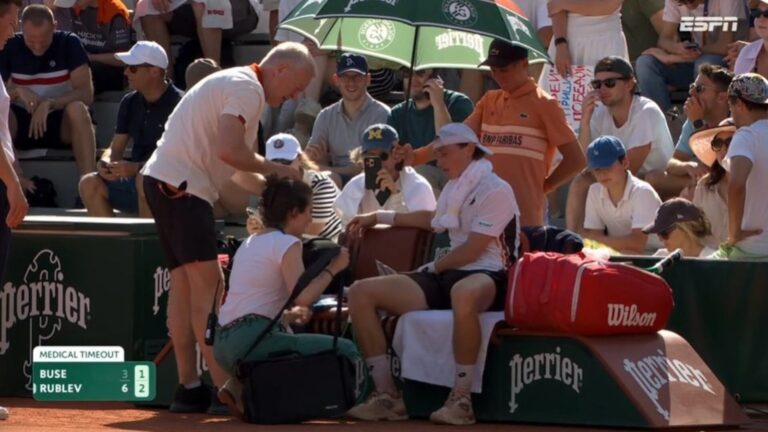 Ignacio Buse recibe atención médica en la pista de Roland Garros
