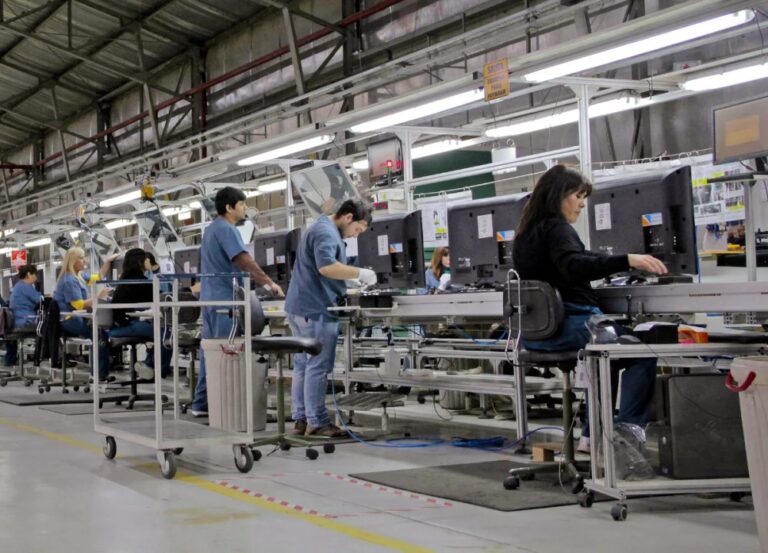 Trabajadores en una fábrica industrial argentina