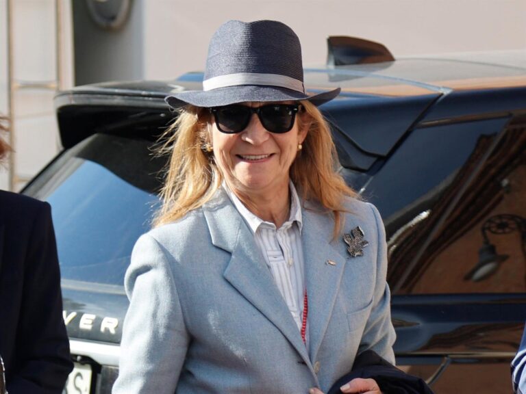 Infanta Elena sonriente en la plaza de toros de Las Ventas, Madrid