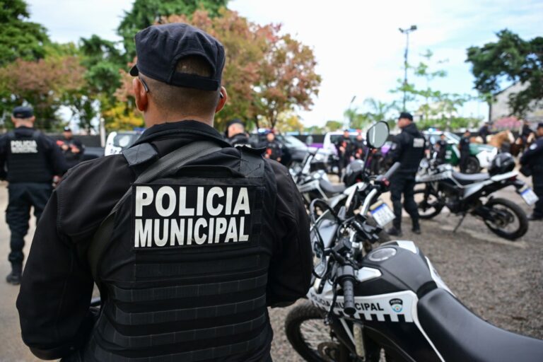 Reunión de intendentes y funcionarios provinciales en el Centro de Monitoreo de Escobar para discutir la creación de policías municipales