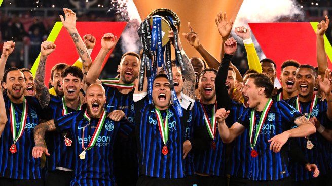 Lautaro Martínez celebra un gol con la camiseta del Inter de Milán en la final de la Copa Italia