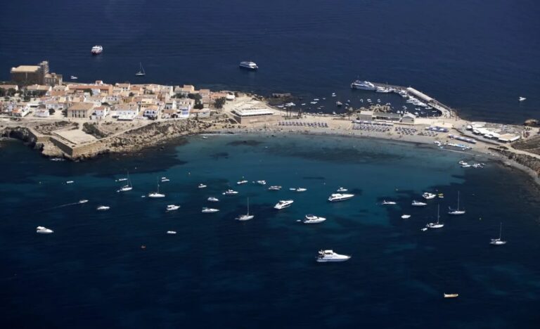 Vista aérea de la isla de Tabarca, con sus calles estrechas y el mar Mediterráneo de fondo